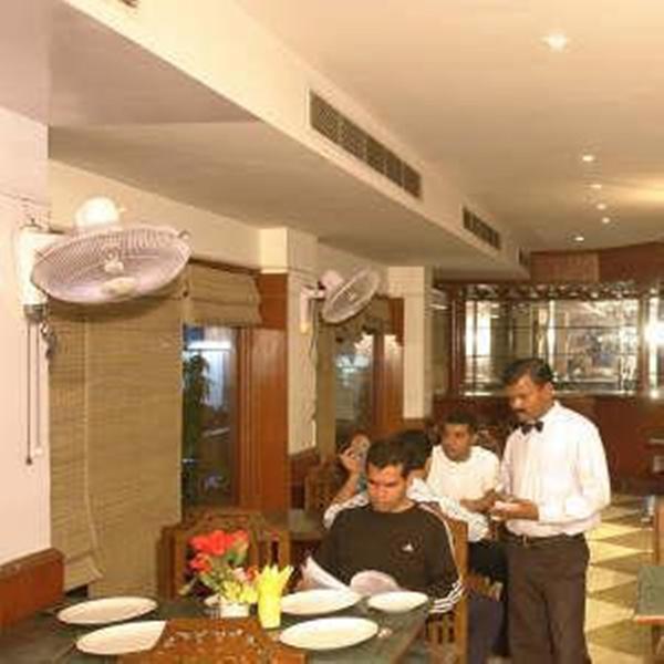 Hotel Raunak International New Delhi Restaurant photo