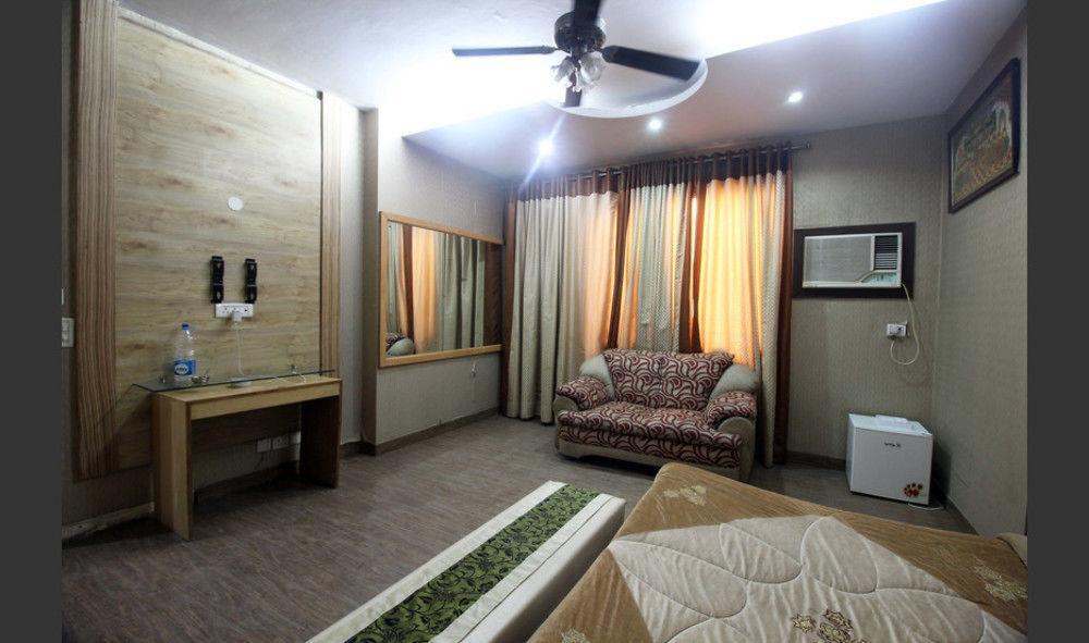 Hotel Raunak International New Delhi Exterior photo